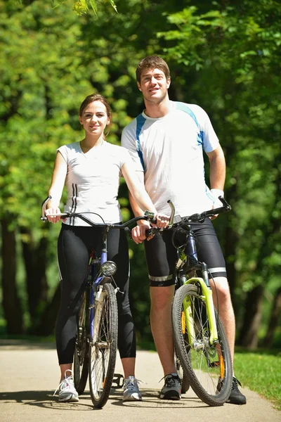 Casal feliz andar de bicicleta ao ar livre — Fotografia de Stock