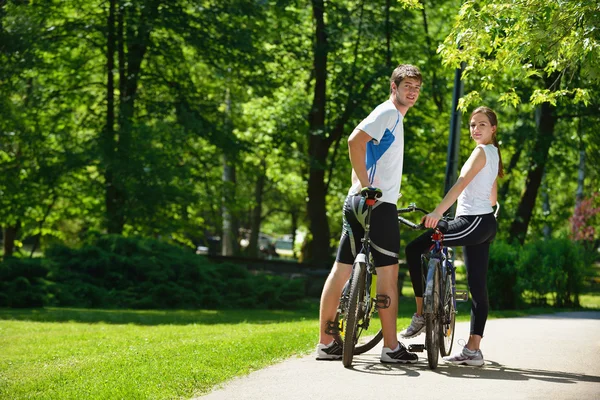 Pareja feliz montar en bicicleta al aire libre — Foto de Stock