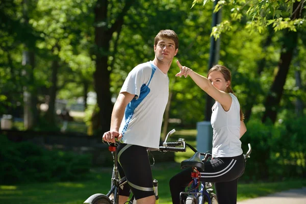 Casal feliz andar de bicicleta ao ar livre — Fotografia de Stock