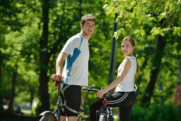 Coppia felice in bicicletta all'aperto — Foto Stock