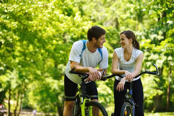 Lyckliga par ridning cykel utomhus — Stockfoto