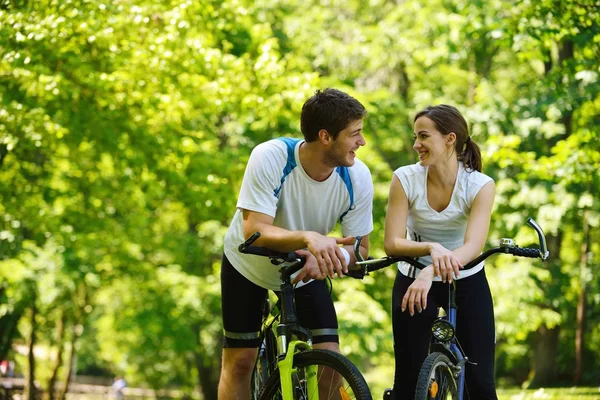 Casal feliz andar de bicicleta ao ar livre — Fotografia de Stock