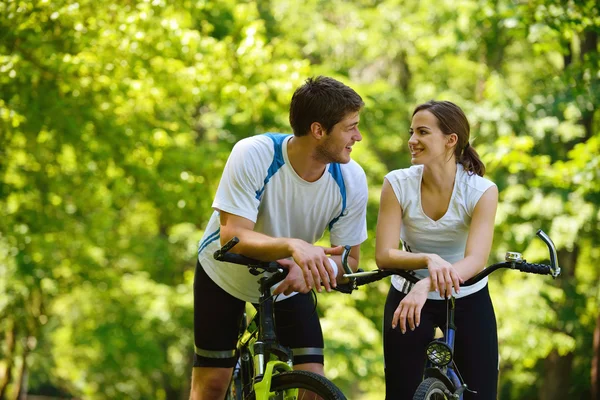 Happy couple vélo d'équitation à l'extérieur — Photo