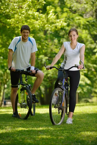 Casal feliz andar de bicicleta ao ar livre — Fotografia de Stock