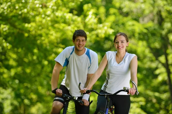 Happy couple vélo d'équitation à l'extérieur — Photo