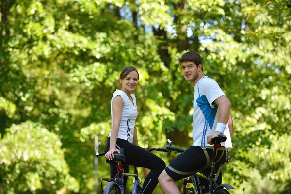 행복 한 부부를 타고 자전거 야외 — 스톡 사진