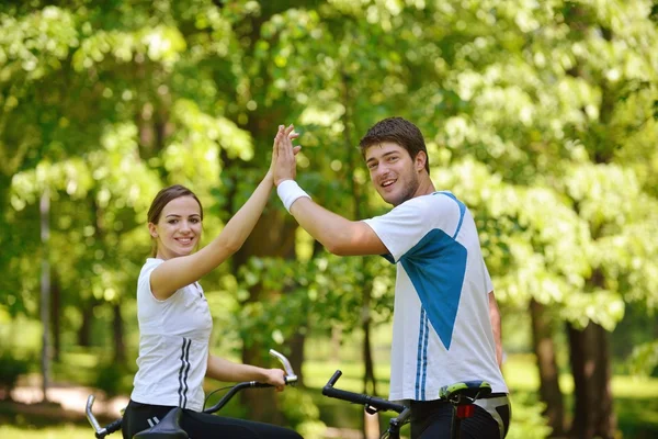 幸福的情侣骑自行车户外 — 图库照片