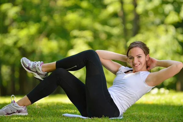 Kvinna stretching innan fitness — Stockfoto