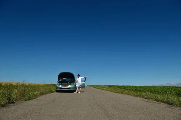 Mujer con coche roto —  Fotos de Stock