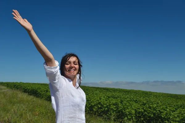 Jovem mulher feliz no campo verde — Fotografia de Stock