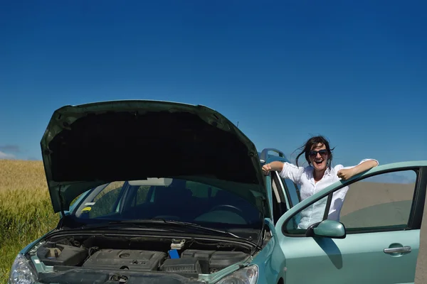 Mulher com carro quebrado — Fotografia de Stock