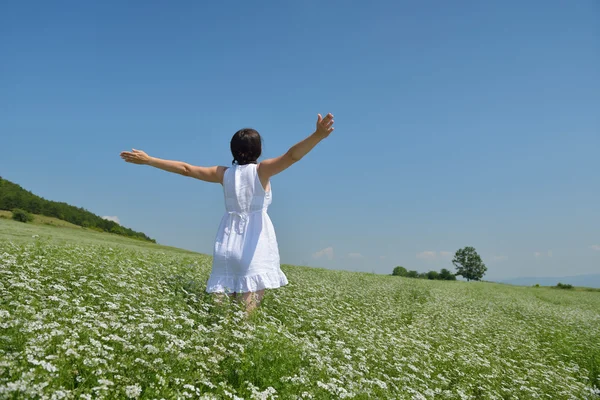 Jeune femme heureuse dans le champ vert — Photo