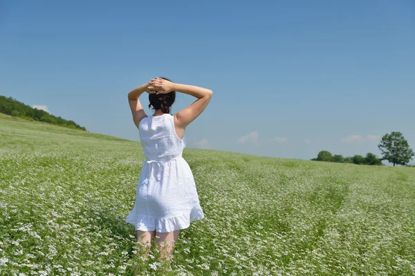 Jeune femme heureuse dans le champ vert — Photo