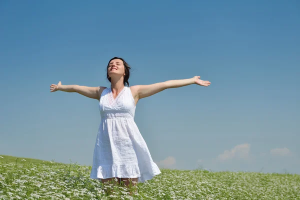 Joven mujer feliz en el campo verde — Foto de Stock