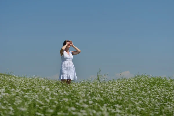 Joven mujer feliz en el campo verde —  Fotos de Stock