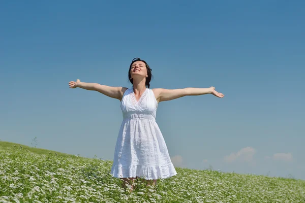 Jovem mulher feliz no campo verde — Fotografia de Stock