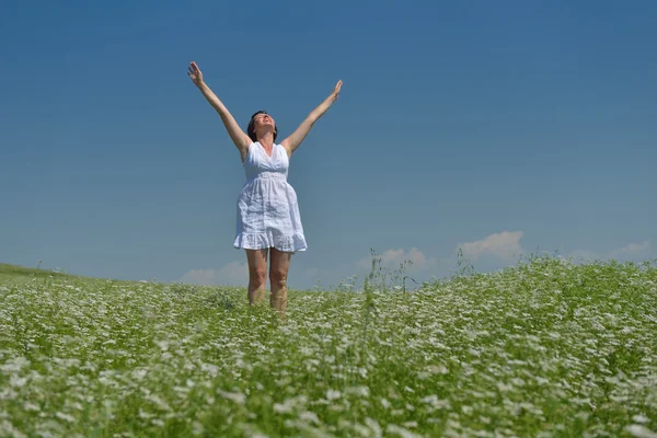 Joven mujer feliz en el campo verde —  Fotos de Stock