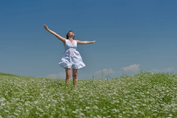 Young happy woman in green field — Stock Photo, Image