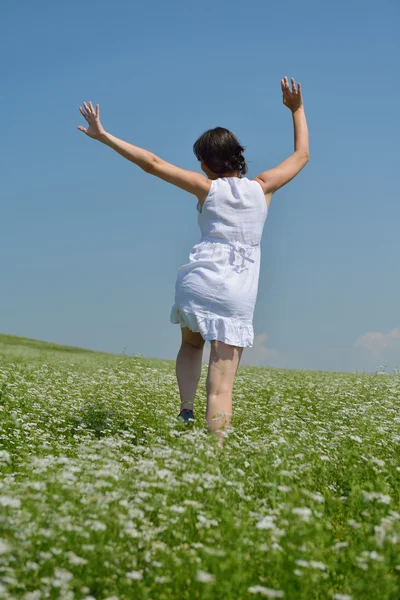 Mladá šťastná žena v zeleném poli — Stock fotografie