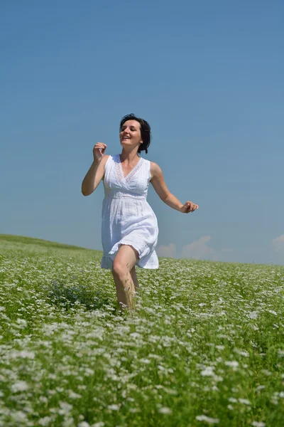 Młoda kobieta szczęśliwa w zielone pole — Zdjęcie stockowe