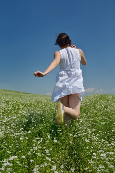 Jovem mulher feliz no campo verde — Fotografia de Stock