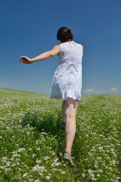 Молодая счастливая женщина в зеленом поле — стоковое фото