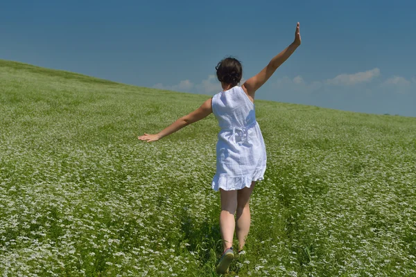 Joven mujer feliz en el campo verde —  Fotos de Stock