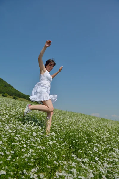 Jovem mulher feliz no campo verde — Fotografia de Stock