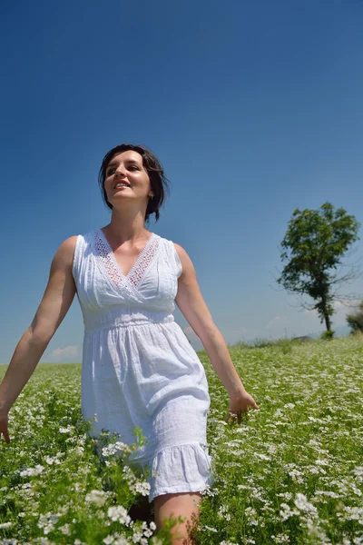 Jovem mulher feliz no campo verde — Fotografia de Stock