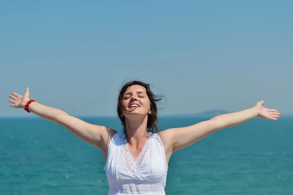 Mulher feliz ao ar livre — Fotografia de Stock