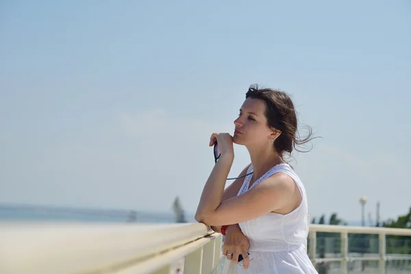 Mulher feliz ao ar livre — Fotografia de Stock