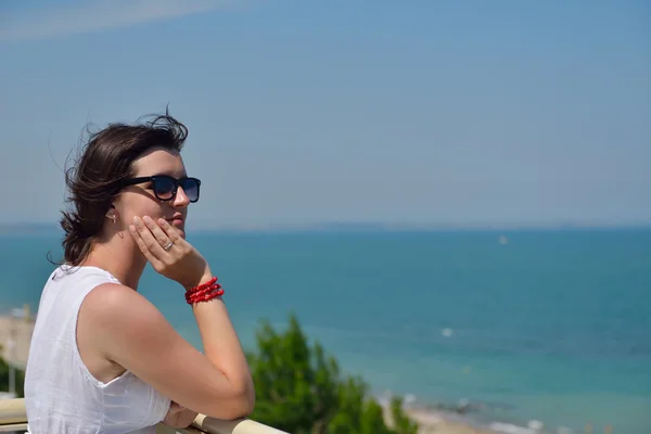 Mulher feliz ao ar livre — Fotografia de Stock