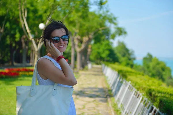 Junge Geschäftsfrau benutzt Handy im Freien — Stockfoto