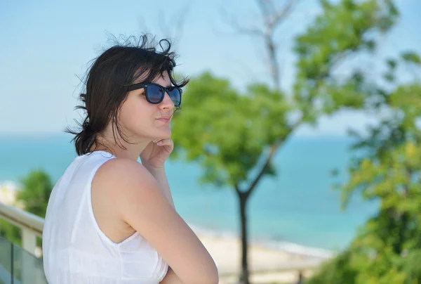 Mujer feliz al aire libre —  Fotos de Stock