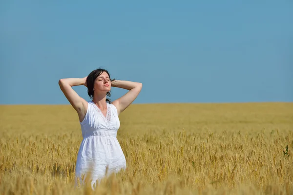Молода жінка в пшеничному полі влітку — стокове фото
