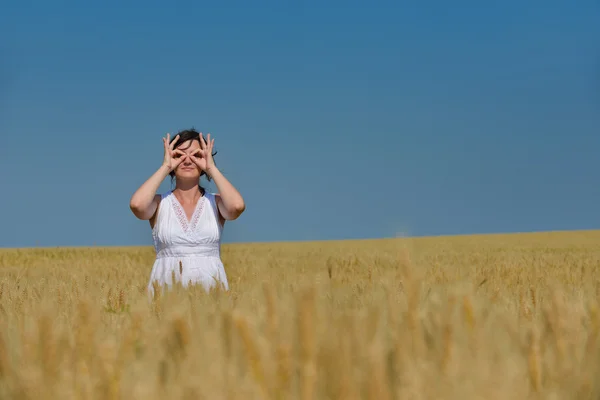 Junge Frau im Weizenfeld im Sommer — Stockfoto