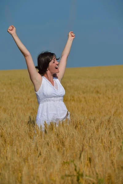 Giovane donna nel campo di grano in estate — Foto Stock