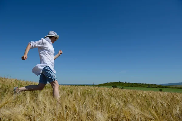 Giovane donna nel campo di grano in estate — Foto Stock