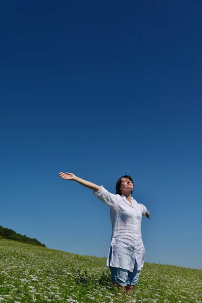 Jovem mulher feliz no campo verde — Fotografia de Stock