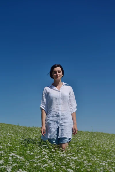 Joven mujer feliz en el campo verde — Foto de Stock