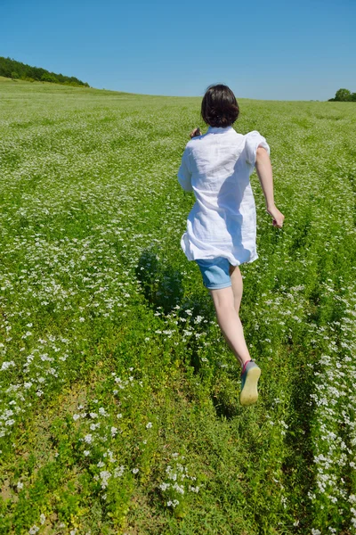 Giovane donna felice in campo verde — Foto Stock