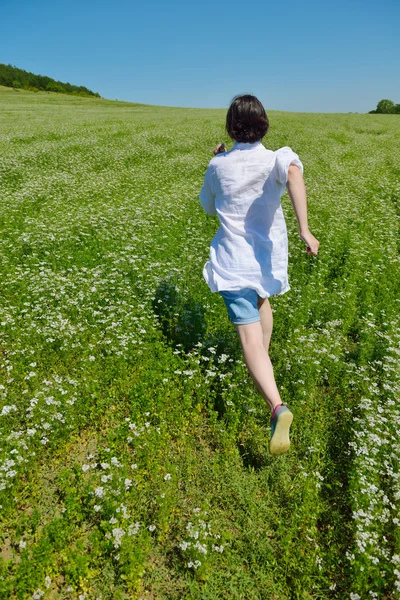 Jovem mulher feliz no campo verde — Fotografia de Stock