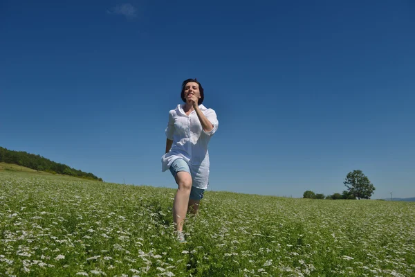 Jeune femme heureuse dans le champ vert — Photo