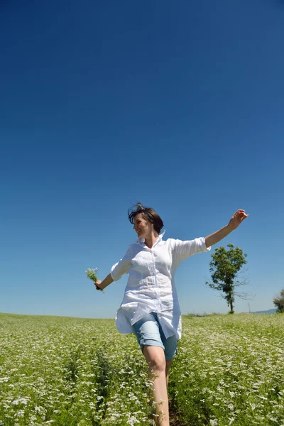 Jeune femme heureuse dans le champ vert — Photo