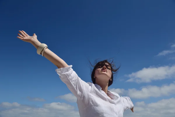 Felice giovane donna con le braccia aperte al cielo — Foto Stock