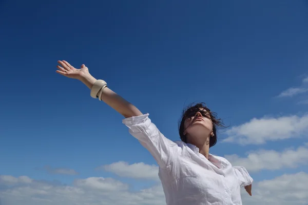 Happy young woman with spreading arms to sky — Stock Photo, Image