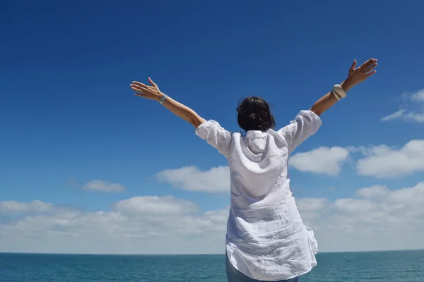 Felice giovane donna con le braccia aperte al cielo — Foto Stock