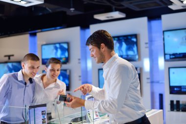 tüketici elektronik mağazasında satın