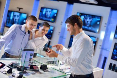 tüketici elektronik mağazasında satın