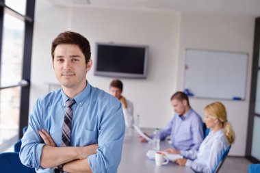 iş adamı adam meslektaşları ile bir toplantı-ofis içinde